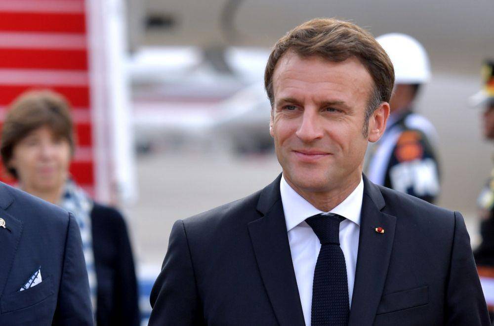 Presiden Prancis Emmanuel Macron berjalan setibanya di Bandara I Gusti Ngurah Rai, Bali, Senin (14/11/2022). (ANTARA FOTO/Media Center G20 Indonesia/Fikri Yusuf)