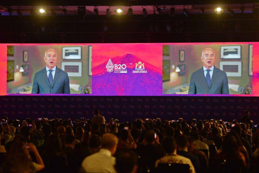 Layar digital menampilkan CEO Amazon Jeff Bezos saat menjadi pembicara dalam Sesi Pleno IX B20 Summit Indonesia 2022 secara virtual di BNDCC, Nusa Dua, Kabupaten Badung, Bali, Senin (14/11/2022). (ANTARA FOTO/Media Center G20 Indonesia/Aditya Pradana Putra)