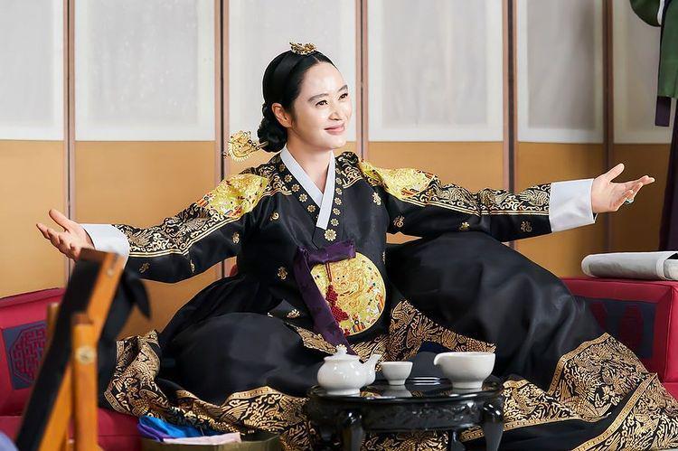 Parenting ala Ratu Im Hwa Ryeong di Under the Queen's Umbrella