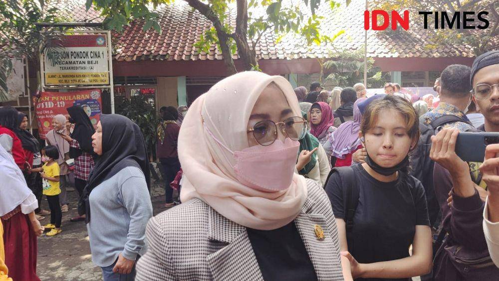 Ketua Komisi D DPRD Kota Depok, Supriatni saat mendatangi SDN Pondok Cina 1, Kecamatan Beji, Kota Depok. (IDNTimes/Dicky)