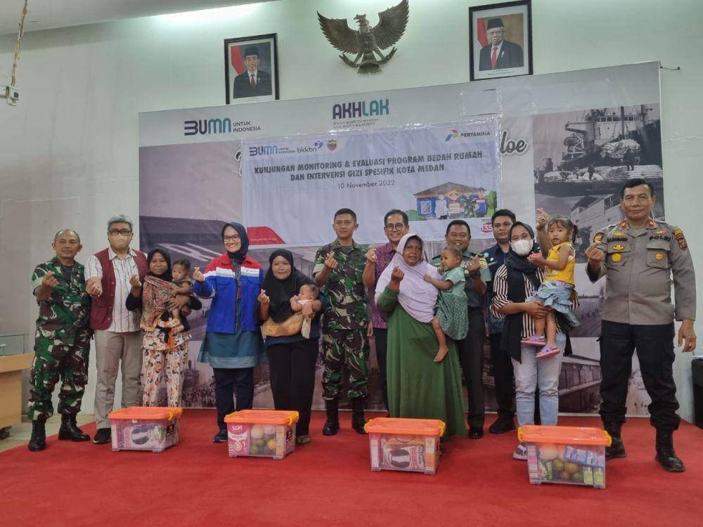 Pertamina, BKKBN, dan TNI AD memberikan bantuan kepada warga (Dok. Pertamina)