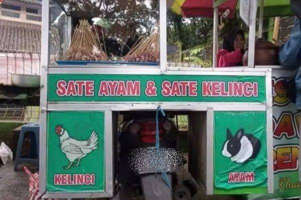 spanduk penjual tertukar (twitter.com/nocontextwarung)