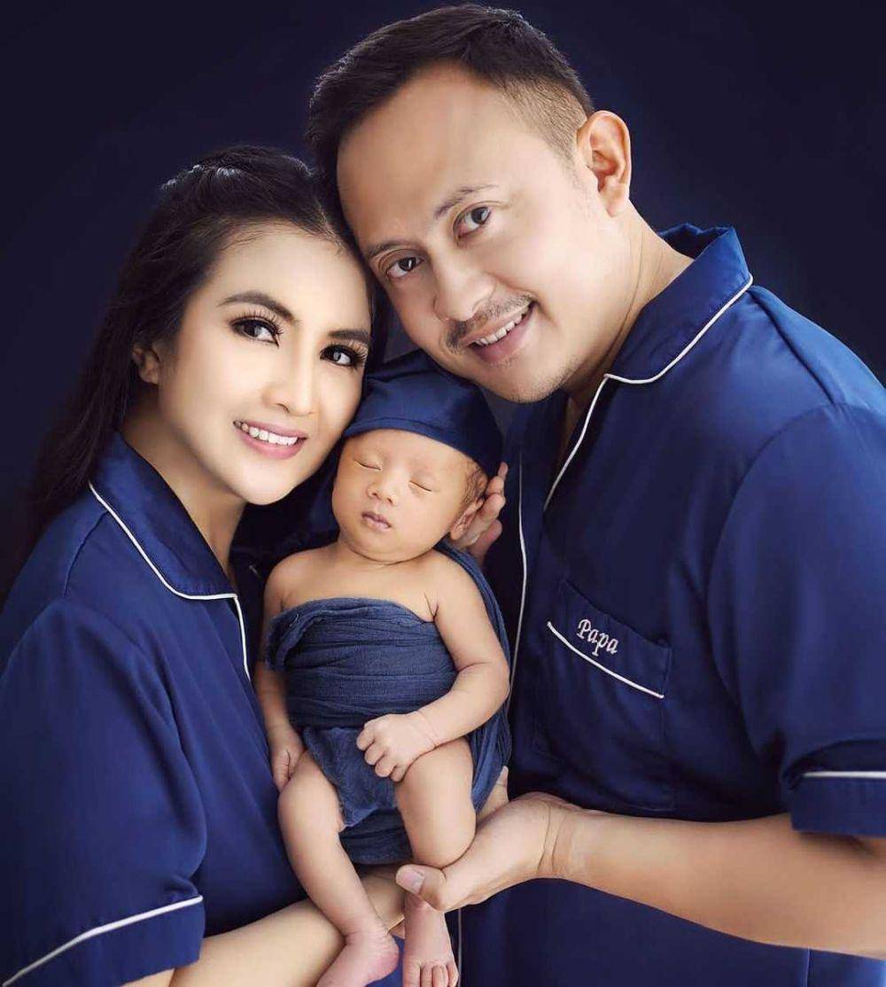 Kadek suami dan si bungsu (instagram.com/kddevie)