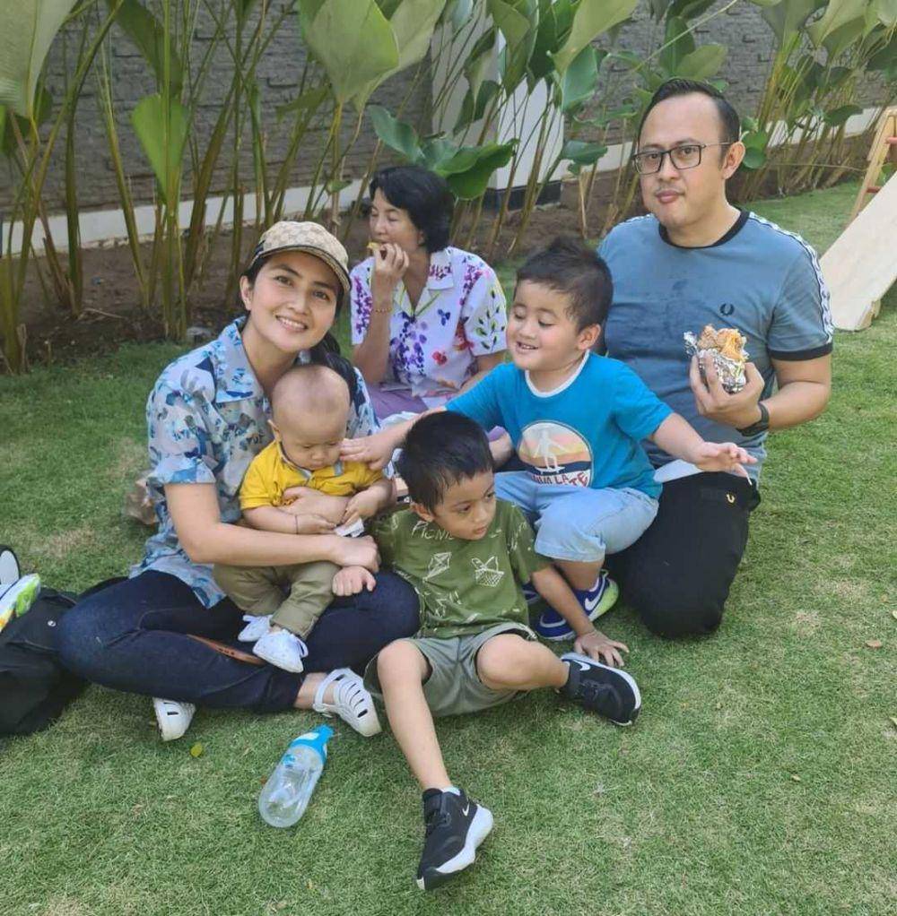 Kadek Devi temani anak bermain (instagram.com/kddevie)