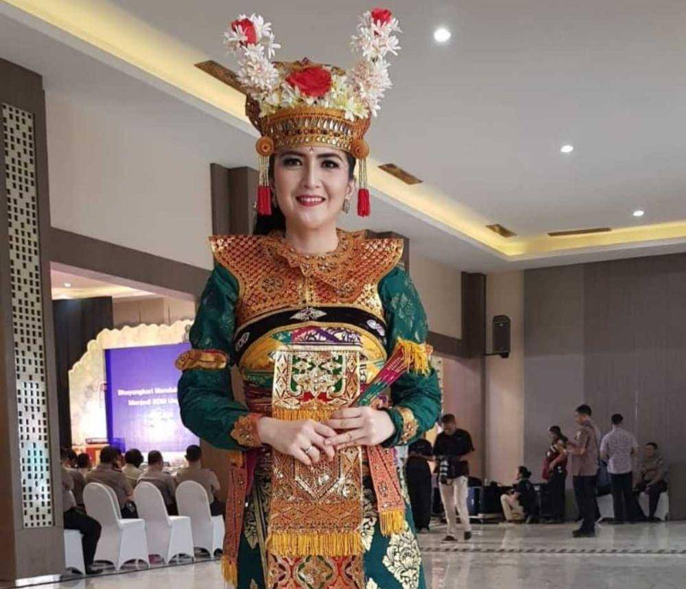 Kadek Devi pakai baju adat (instagram.com/kddevie)