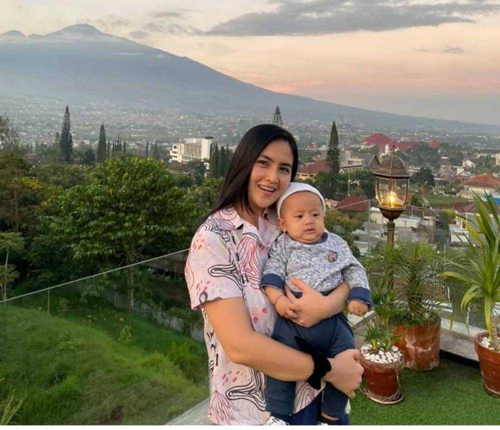 Kadek Devi dan anak bungsunya (instagram.com/kddevie)