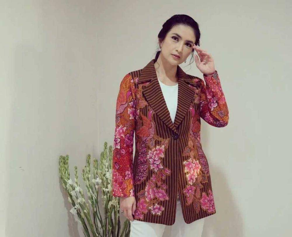 Kadek Devi memakai blazer (instagram.com/kddevie)