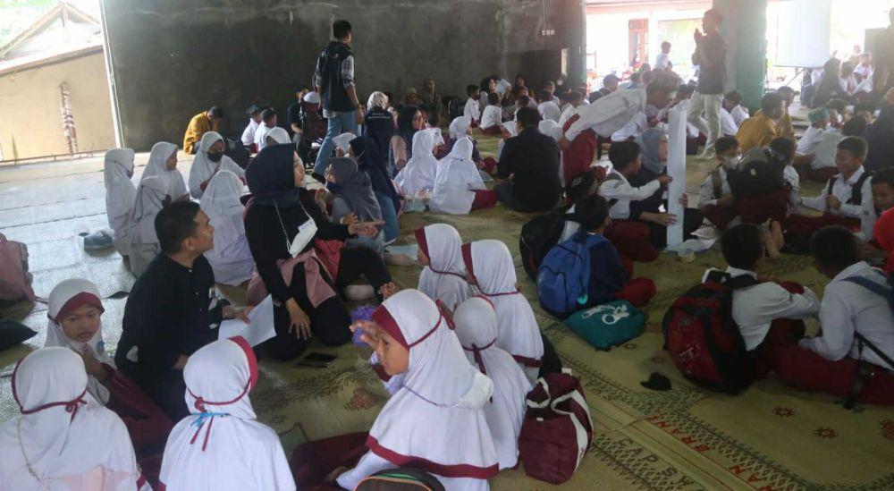 Usai Atap SD Roboh, Ratusan Siswa Mendapat Trauma Healing‎