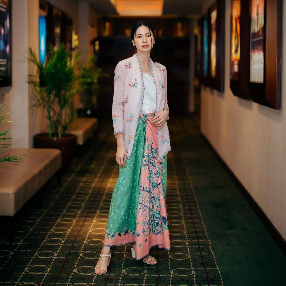 Kebaya Laura Basuki (instagram.com/hagaipakan)