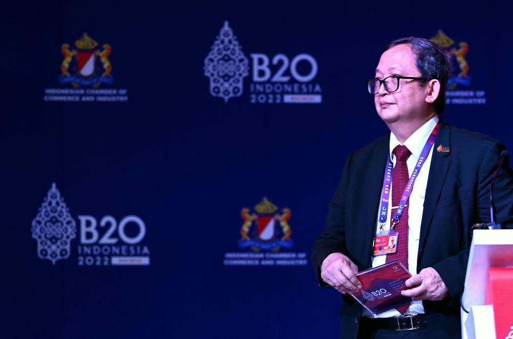 Chair of B20 Future of Work Task Force Hamdhani Dzulkarnaen Salim berjalan seusai menyampaikan pandangannya. (Dok. KADIN Indonesia)
