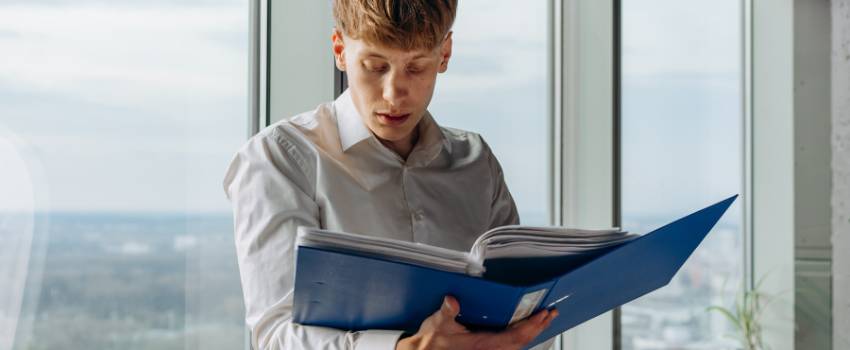 ilsutrasi pria bekerja(pexels.com/mikhailnilov)