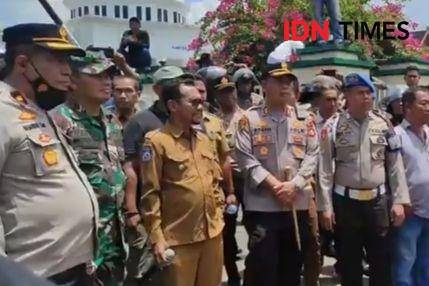 Wali Kota Bima saat merespon tuntutan massa aksi (IDN Times/Juliadin)
