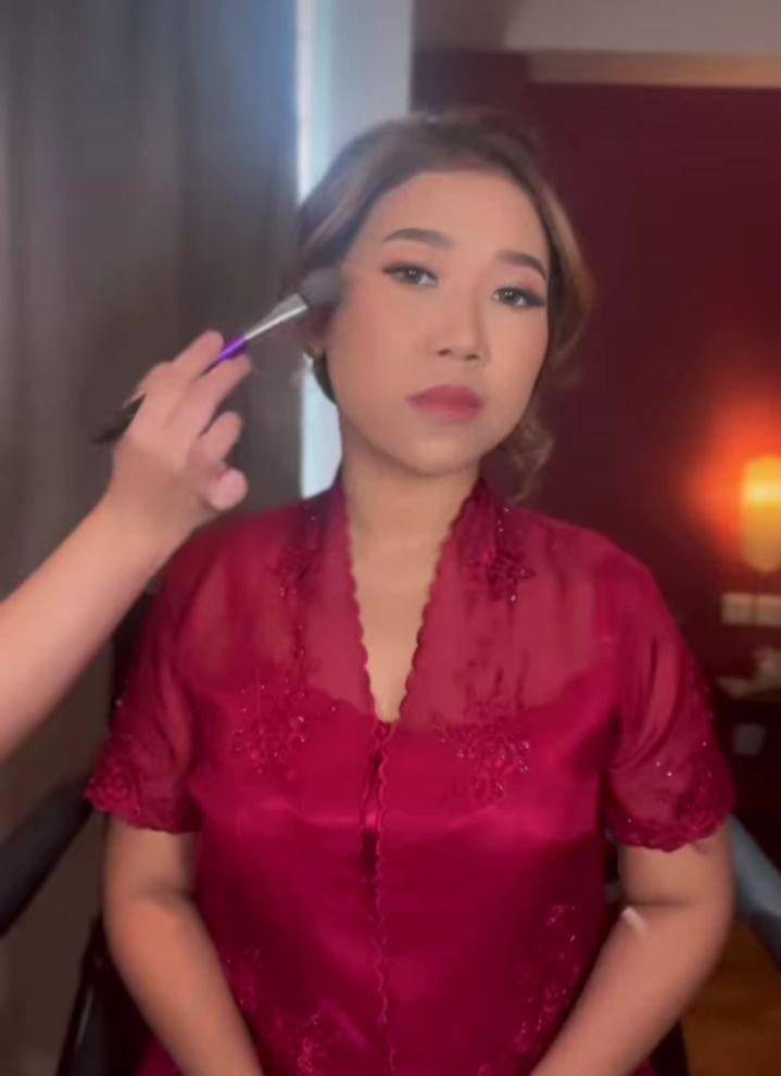 potret Kiky Saputri jadi 'gadis kebaya merah' (instagram.com/vanyamakeup)