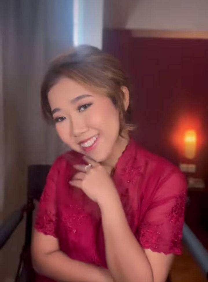 potret Kiky Saputri jadi 'gadis kebaya merah' (instagram.com/vanyamakeup)