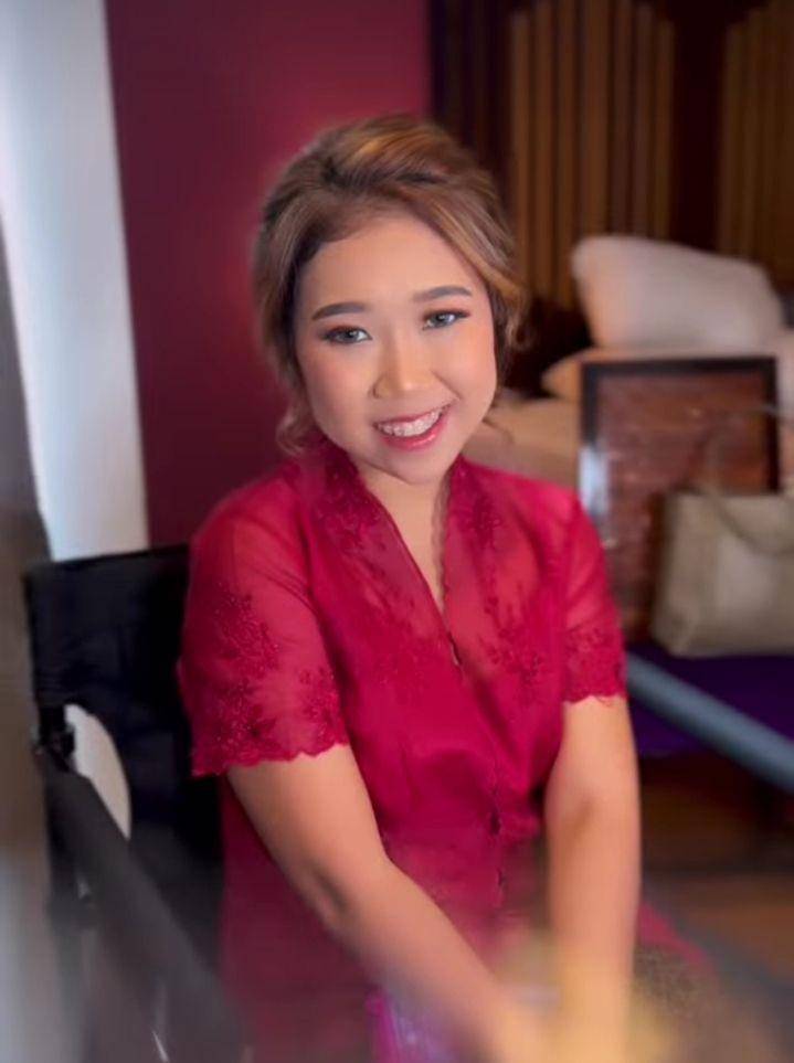 potret Kiky Saputri jadi 'gadis kebaya merah' (instagram.com/vanyamakeup)
