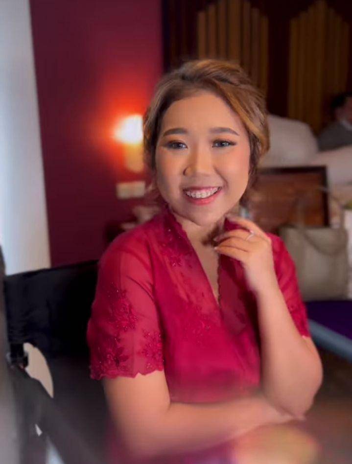 potret Kiky Saputri jadi 'gadis kebaya merah' (instagram.com/vanyamakeup)