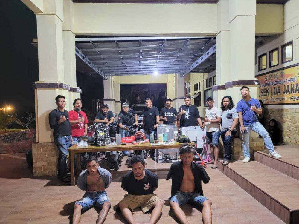 Tiga pelaku yang kuras tabungan milik warga yang dompetnya jatuh di jalan Loa Janan, Kukar dibekuk polisi (dok. Istimewa)