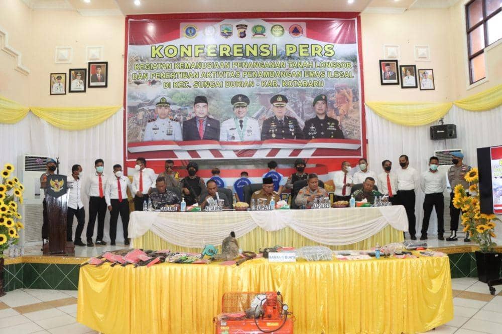 Polisi dan pemerintah daerah konferensi pers terkait pengungkapan tambang emas ilegal di Kotabaru, Kalsel (dok. Istimewa)