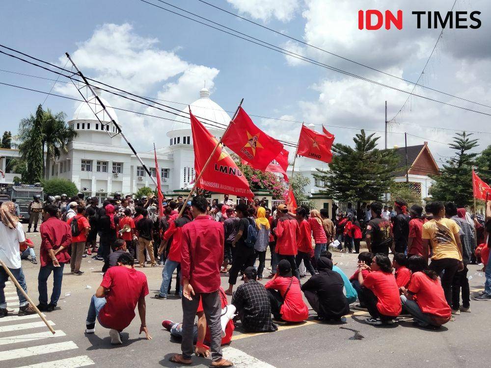 Konsentrasi massa aksi saat sampaikan tuntutan (IDN Times/Juliadin)