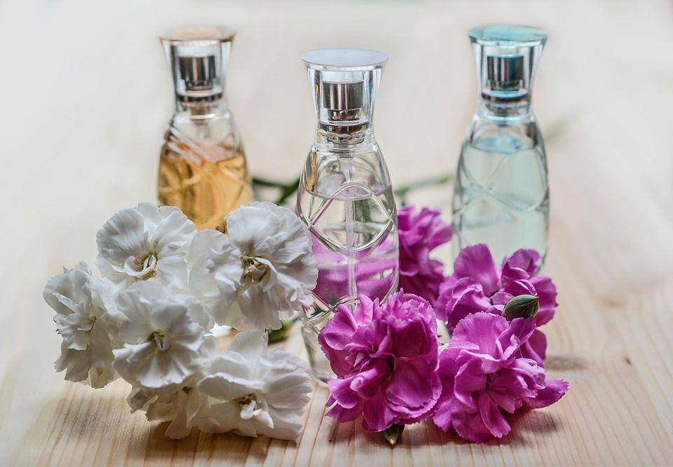 ilustrasi botol kaca dan bunga (pixabay.com/Monika)