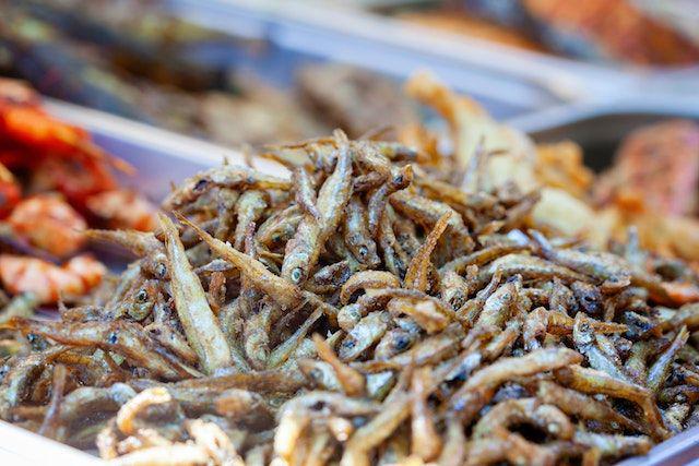 ilustrasi ikan teri jengki yang sudah digoreng (pexels.com/Julia Filirovska)