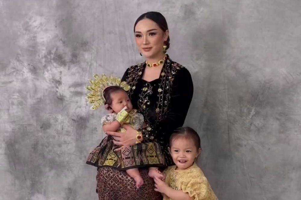 9 Pemotretan Zaskia Gotik dan Kedua Putrinya, Bertema Tradisional