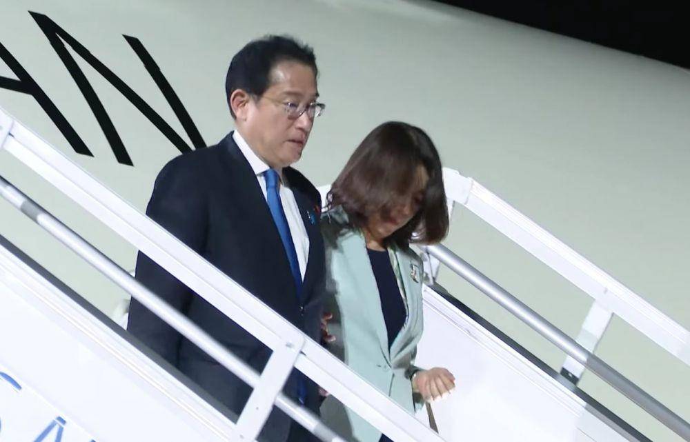 Perdana Menteri (PM) Jepang, Fumio Kishida beserta istri Yuko Kishida tiba di Bali pada hari Senin, (14/11/2022) dini hari, pukul 00.30 WITA. (youtube.com/Sekretariat Presiden)