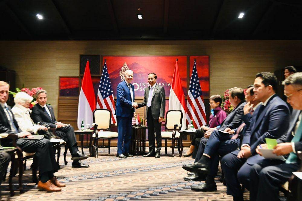 Presiden Jokowi bertemu dengan Presiden AS, Joe Biden, jelang KTT G20 di Bali. (dok. Kementerian BUMN)