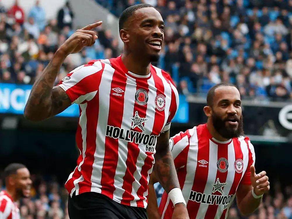 Para pemain Brentford merayakan gol ke gawang Manchester City di EPL 2022/2023. (premierleague.com)
