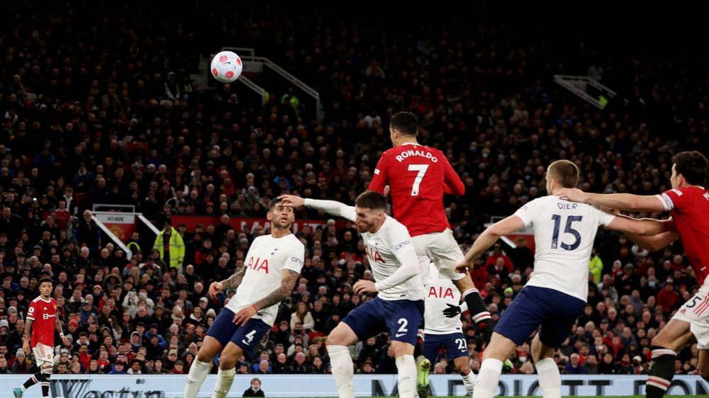 Cristiano Ronaldo menghadapi Tottenham Hotspur (premierleague.com)