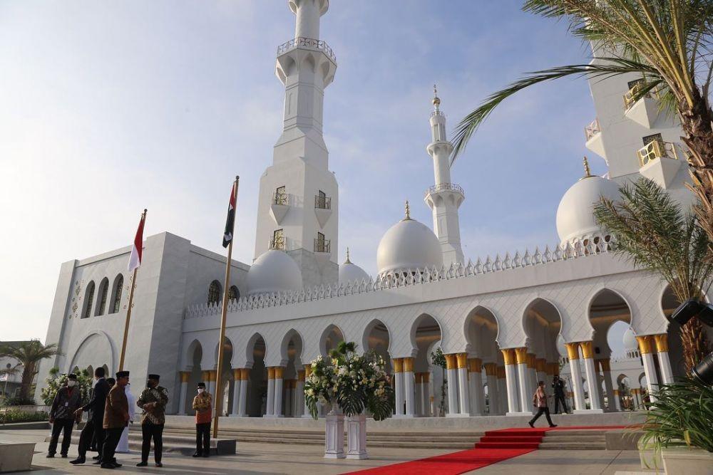 10 Fakta Menarik Masjid Raya Sheikh Zayed Solo