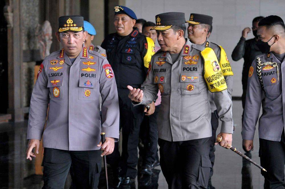 Kapolri Jenderal Pol Listyo Sigit Prabowo (kiri) berbincang dengan Kapolda Bali Irjen Pol Putu Jayan Danu Putra (kedua kanan) saat meninjau persiapan lokasi Konferensi Tingkat Tinggi (KTT) G20 di The Apurva Kempinski Bali, Nusa Dua, Badung, Bali, Minggu (6/11/2022). (ANTARA FOTO/Nyoman Hendra Wibowo)