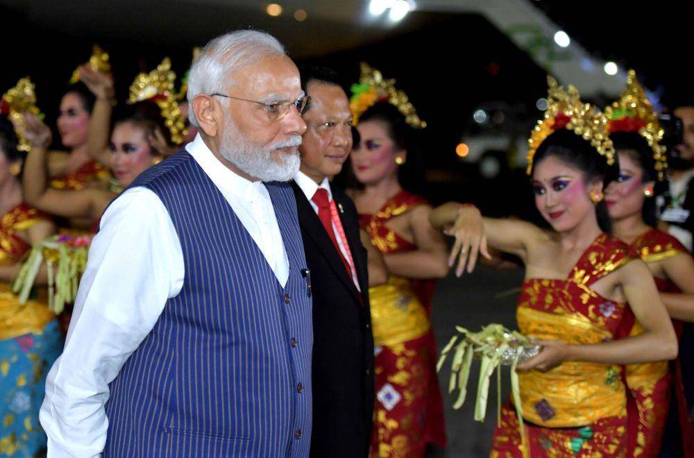 Perdana Menteri India Narendra Damodardas Modi (kiri) berjalan didampingi Menteri Dalam Negeri Tito Karnavian (kanan) setibanya di Bandara I Gusti Ngurah Rai, Bali, Senin (14/11/2022). (ANTARA FOTO/Media Center G20 Indonesia/Fikri Yusuf)