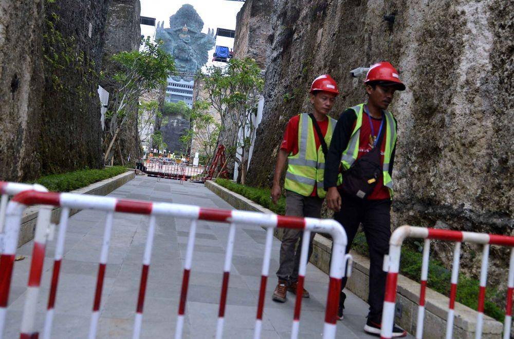 Pekerja berjalan di area Garuda Wisnu Kencana (GWK) Cultural Park, Badung, Bali, Kamis (3/11/2022). (ANTARA FOTO/Fikri Yusuf)
