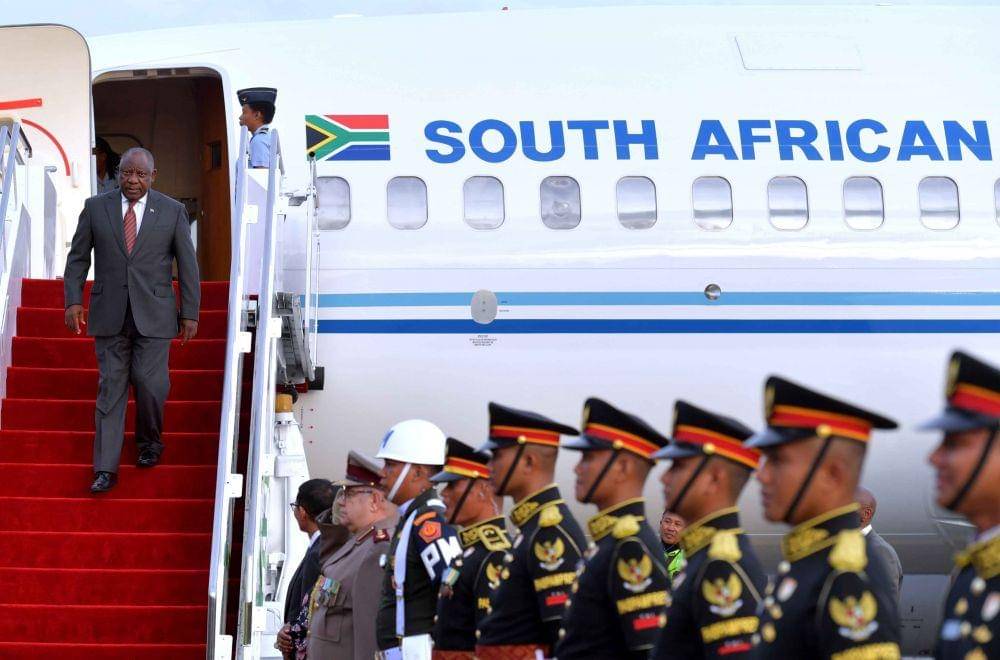 Presiden Afrika Selatan Cyril Ramaphosa berjalan menuruni tangga pesawat kepresidenan setibanya di Bandara I Gusti Ngurah Rai, Bali, Senin (14/11/2022). (ANTARA FOTO/Media Center G20 Indonesia/Fikri Yusuf)
