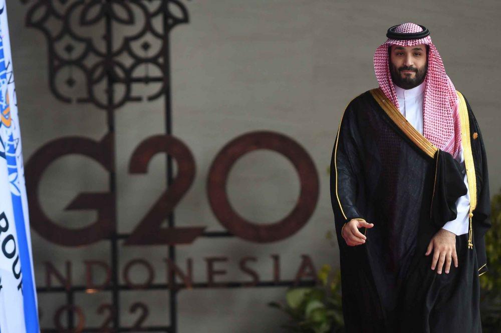 Putra Mahkota Arab Saudi Pangeran Mohammed bin Salman tiba di lokasi KTT G20 di Nusa Dua, Bali, Selasa (15/11/2022). (ANTARA FOTO/Media Center G20 Indonesia/Akbar Nugroho Gumay)