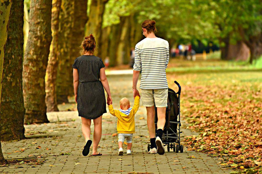ilustrasi liburan keluarga (pixabay.com/MabelAmber)