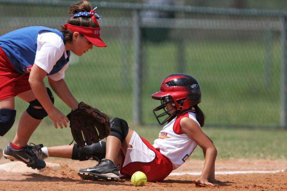 ilustrasi bermain softball (pixabay.com/Keithjj)