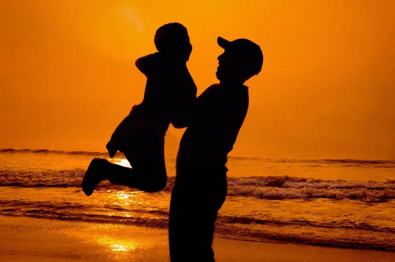 ilustrasi siluet ayah dan anak (unsplash.com/Suhash Villuri)