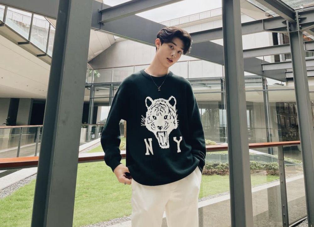 9 Ide Mix and Match Outfit Hitam Putih ala Gabriel Prince, Kece!