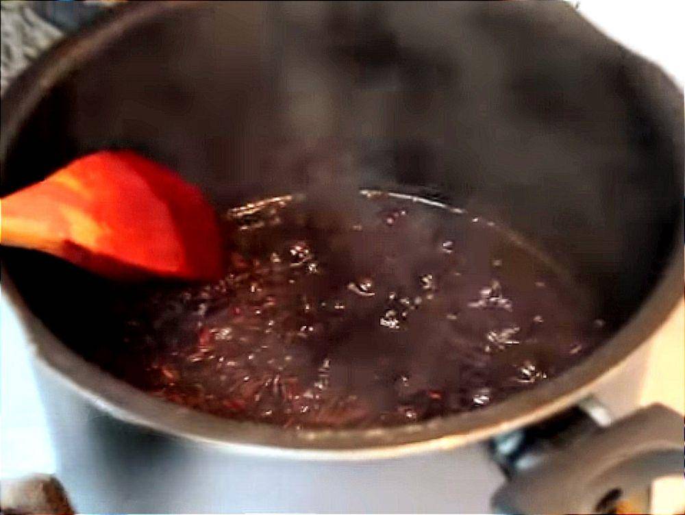 ilustrasi memasak bubur ketan hitam (youtube.com/Dapur Dina)