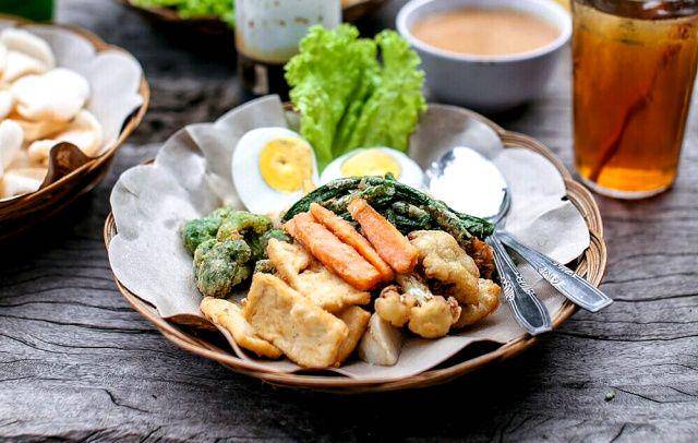 gambar gado-gado Bu Hadi (instagram.com/streetfoodstories)