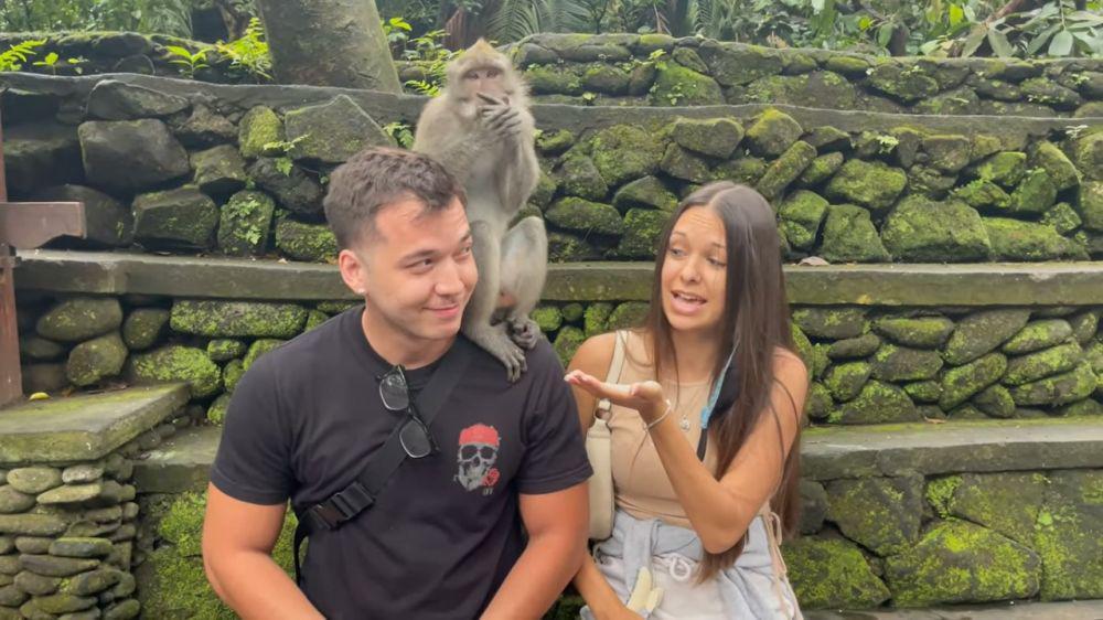9 Potret Stefan William Mengunjungi Monkey Forest, Kompak bareng Pacar
