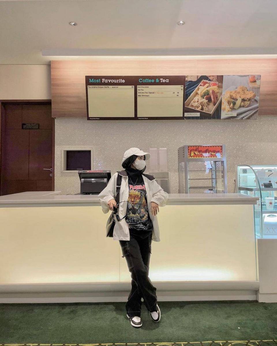 ide OOTD dengan celana cargo ala Nola Clara (instagram.com/nolaclr.a)