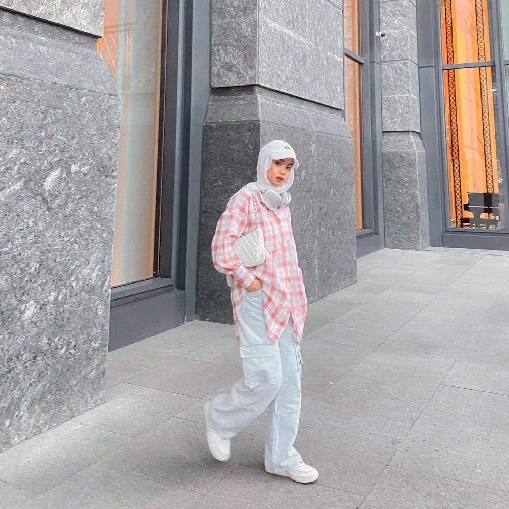 ide OOTD dengan celana cargo ala Nola Clara (instagram.com/nolaclr.a)