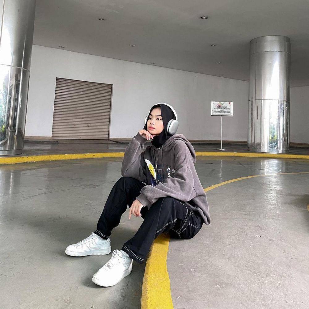 ide OOTD dengan celana cargo ala Nola Clara (instagram.com/nolaclr.a)