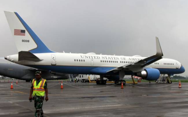 Pesawat delegasi Amerika Serikat di apron Bandara Internasional Juanda Surabaya di Sidoarjo, Jawa Timur, Selasa (15/11/2022). (ANTARA FOTO/Umarul Faruq/hp.)