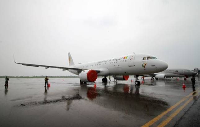 Pesawat delegasi Senegal dan Belanda di apron Bandara Internasional Juanda Surabaya di Sidoarjo, Jawa Timur, Selasa (15/11/2022). (ANTARA FOTO/Umarul Faruq/hp.)