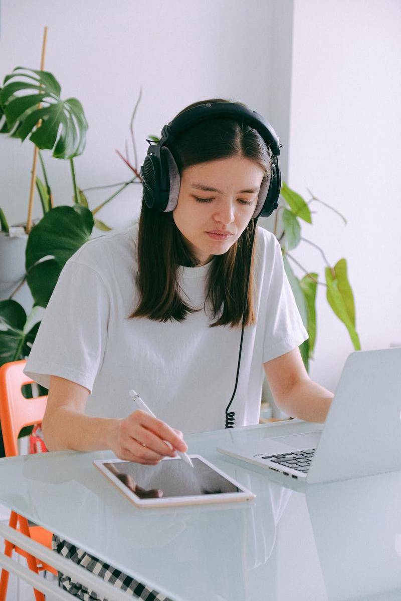 ilustrasi sedang mendengarkan musik (pexels.com/anna shvets)