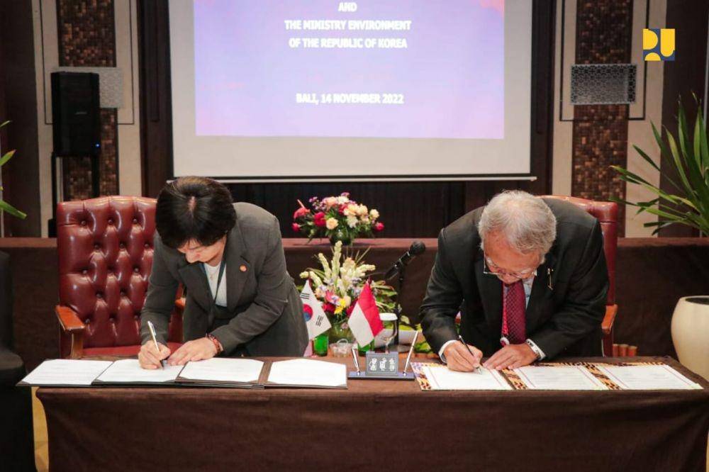 Penandatanganan Joint Statement on the Green Transition Initiative di Nusa Dua, Bali antara Menteri Lingkungan Republik Korea Han Wha Jin dan Menteri PUPR Indonesia Basuki Hadimuljono. (dok. Kementerian PUPR)